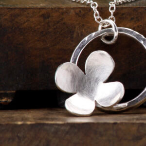 Simple flower in circle necklace